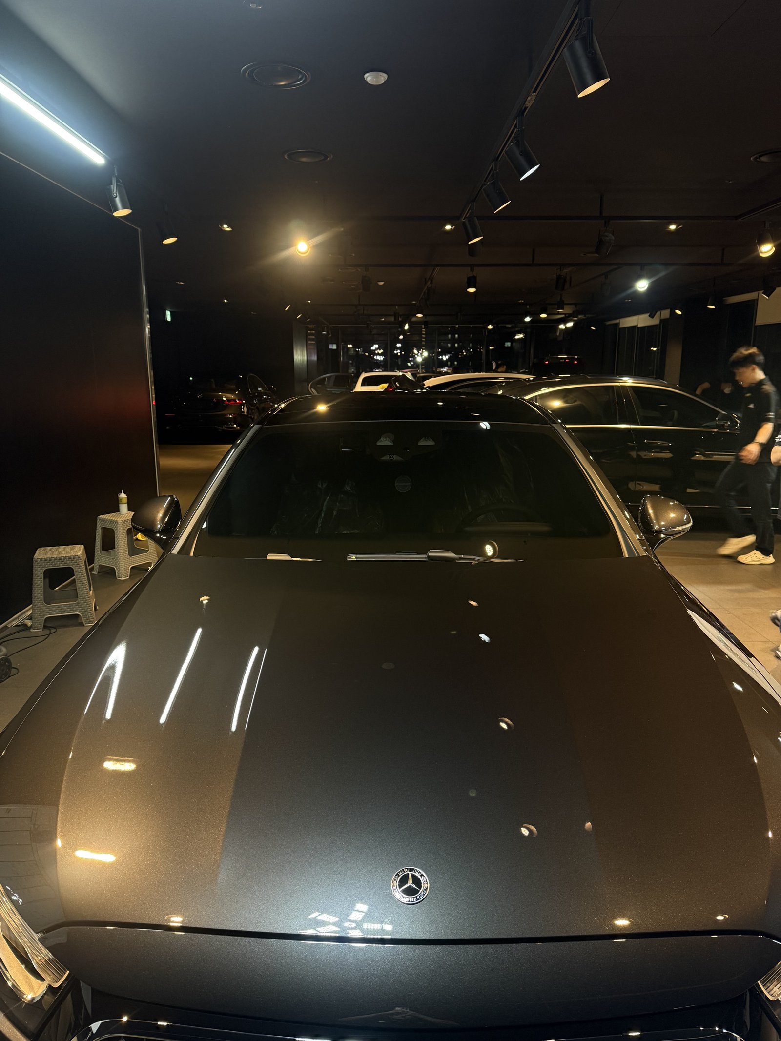 벤츠 E200 AMG 그레이 신차 보닛 반사 - 출고 전 유리막코팅