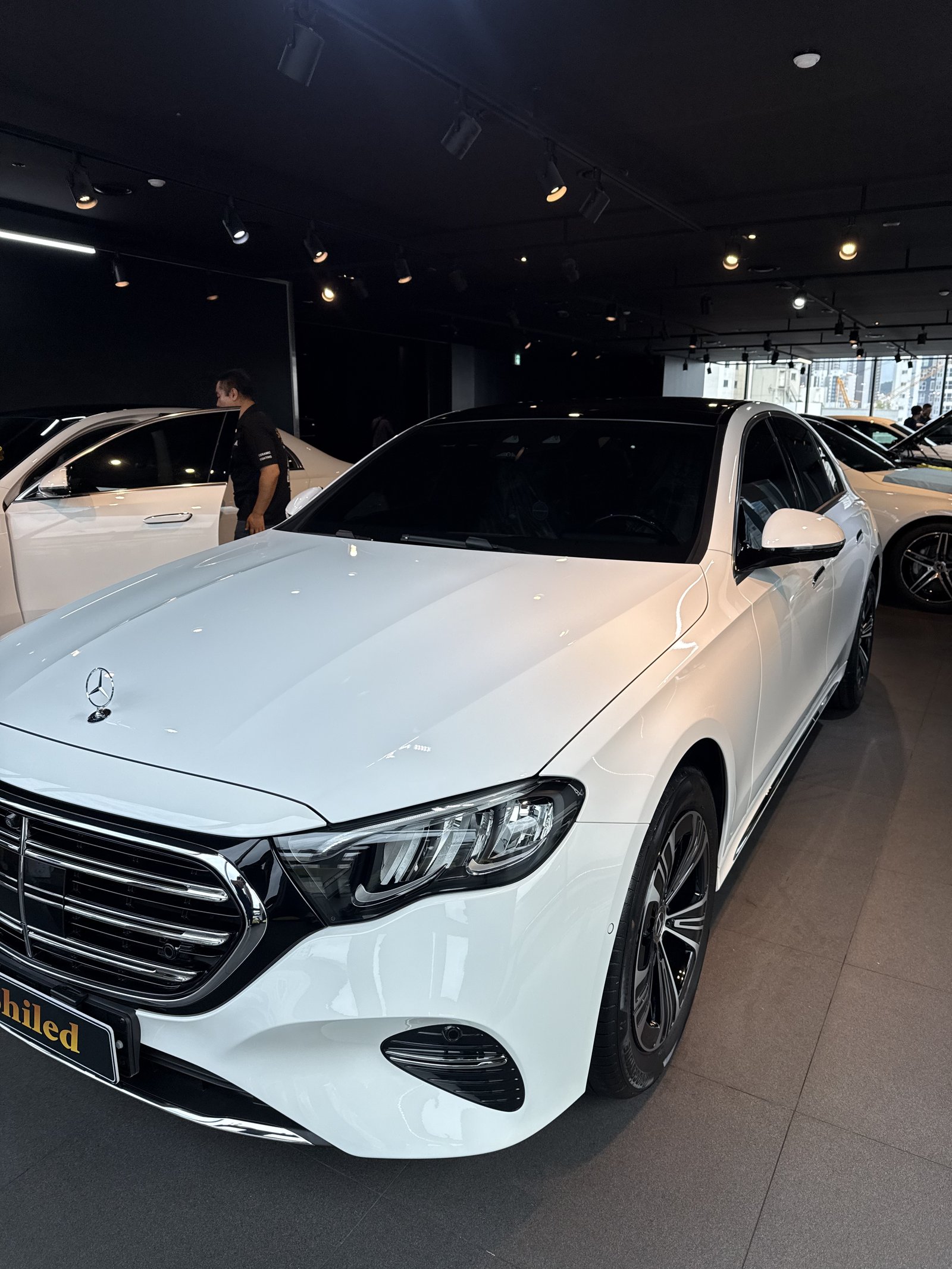 벤츠 E200 EX 백색 신차 전측면 반사