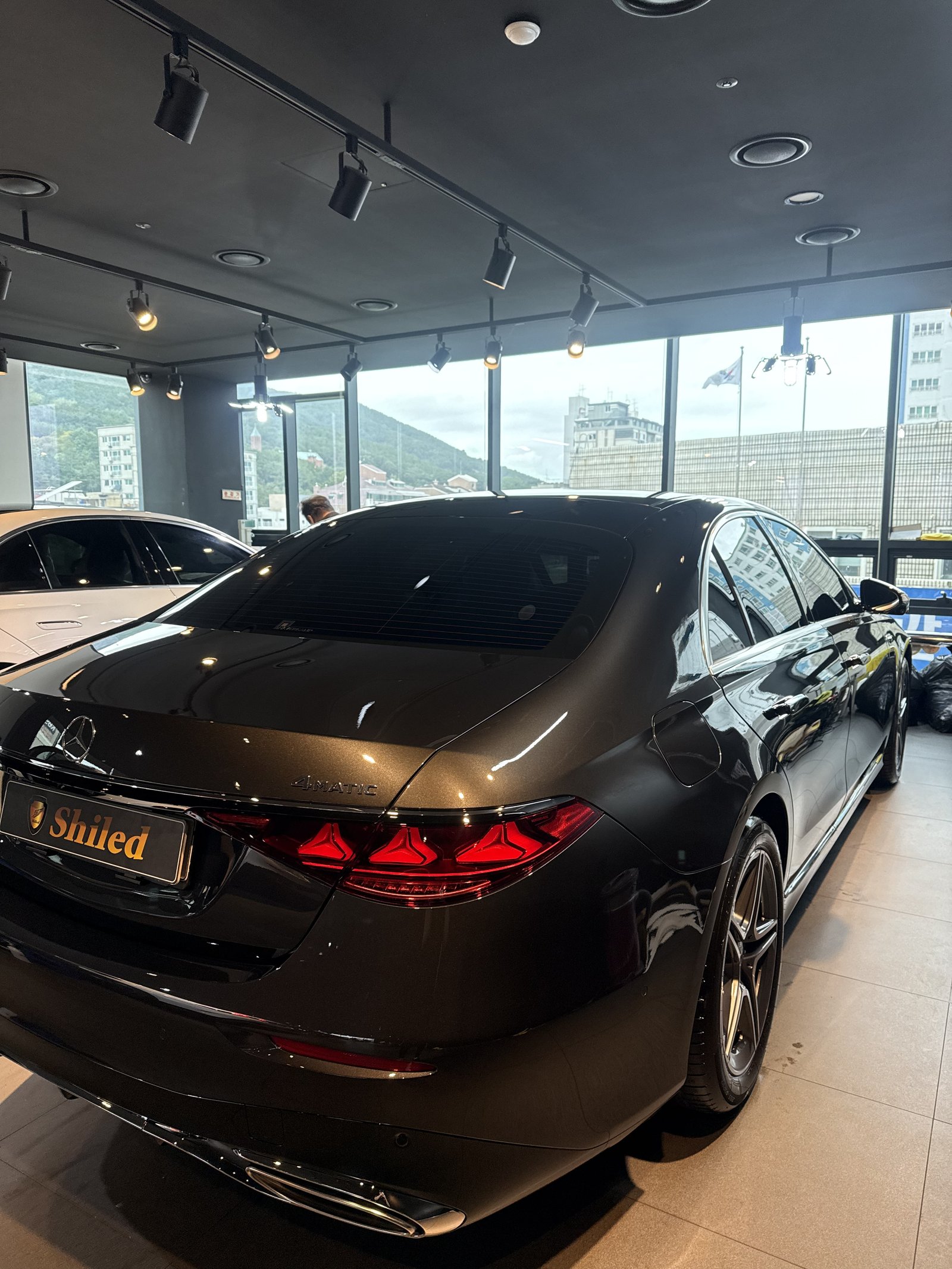 벤츠 S450 그레이 신차 후측면 - 출고 전 코팅