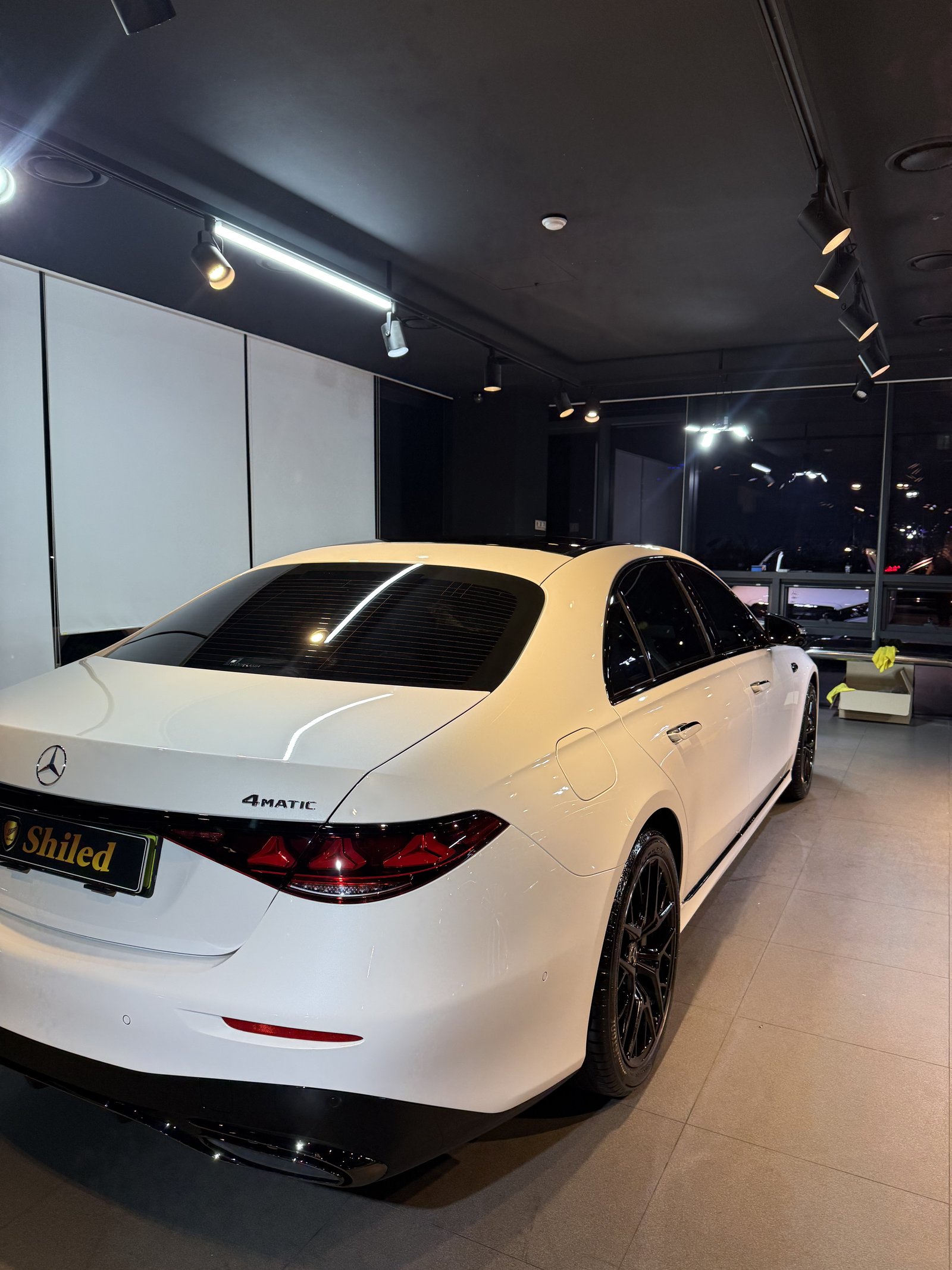 벤츠 S450 4MATIC 백색 신차 후측면 - 출고 전 코팅