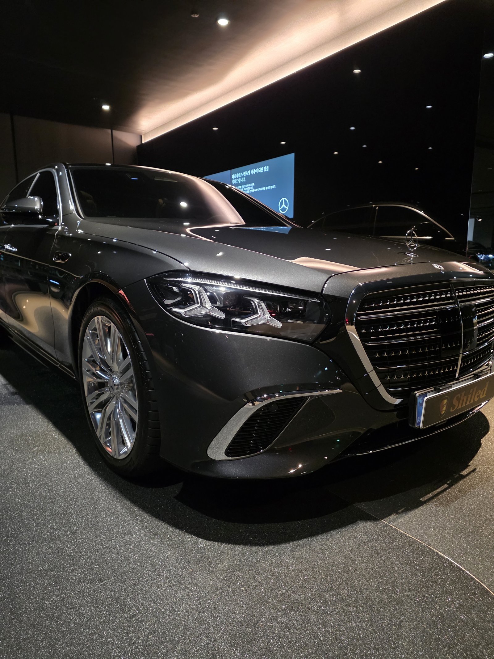 벤츠 S580 그레이 신차 후측면 - 출고 전 코팅