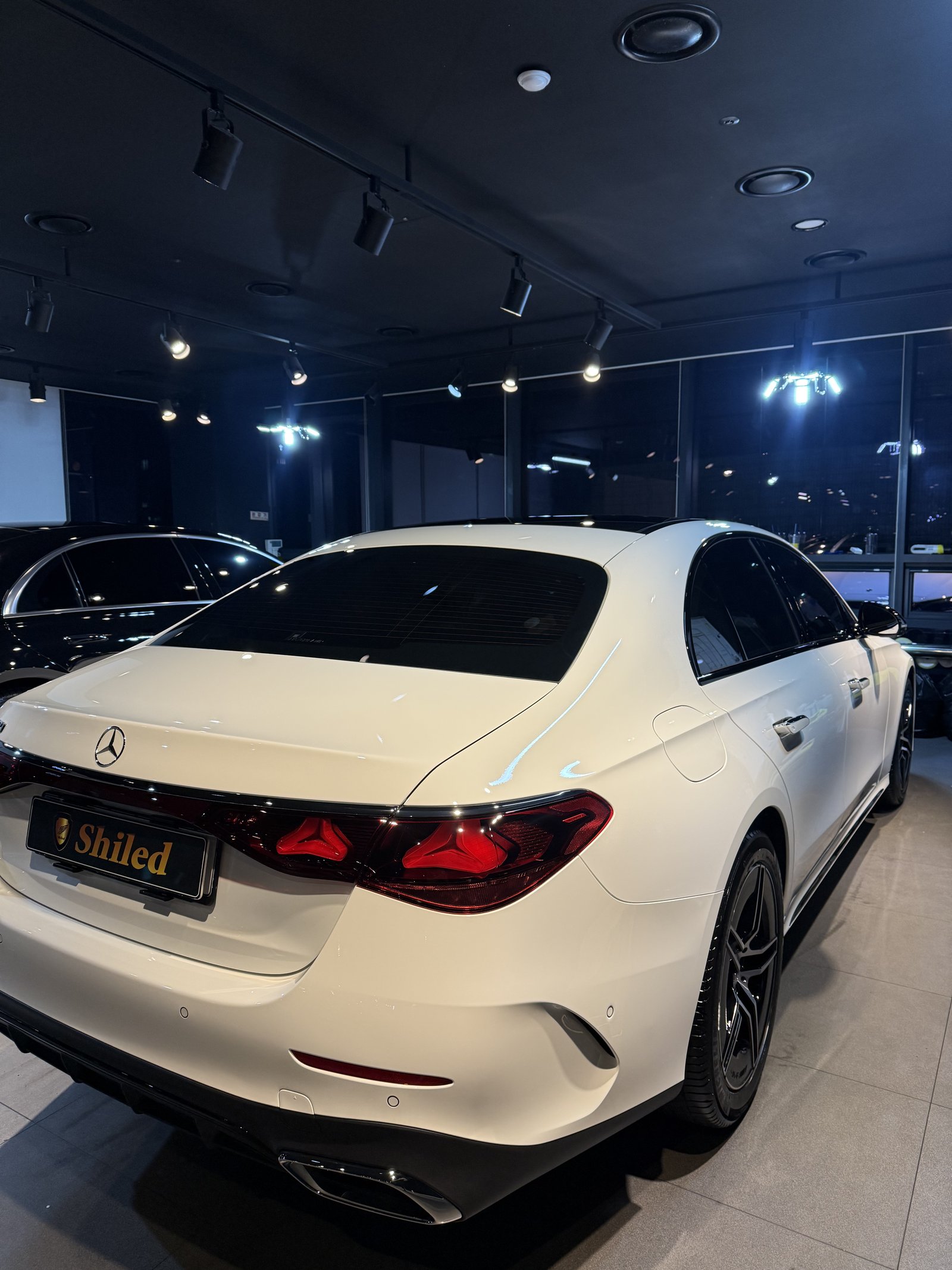 벤츠 E200 AMG 신차 후측면 - 출고 전 코팅