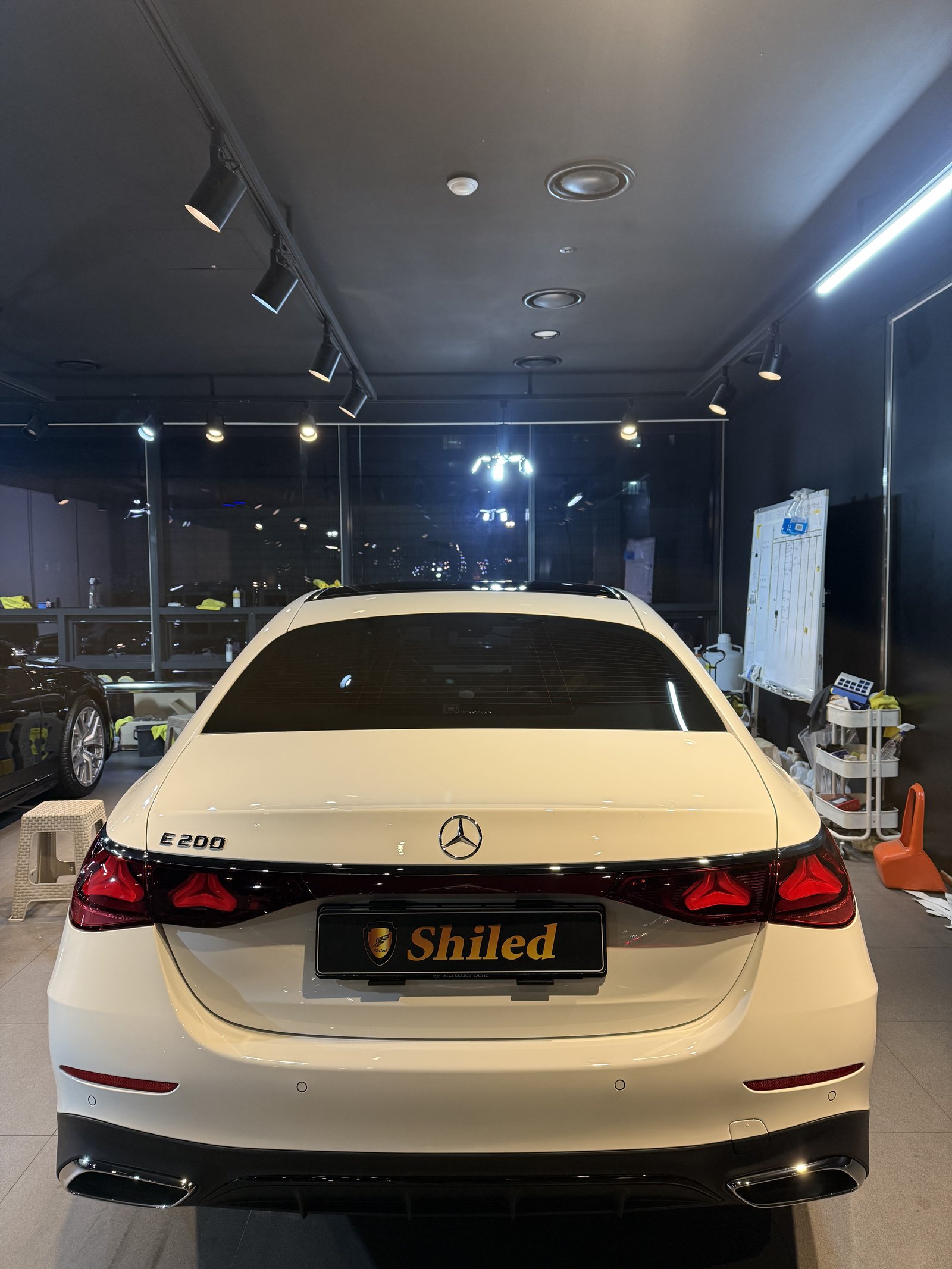 벤츠 E200 AMG 신차 후면 - 부산 쉴드광택 신차코팅