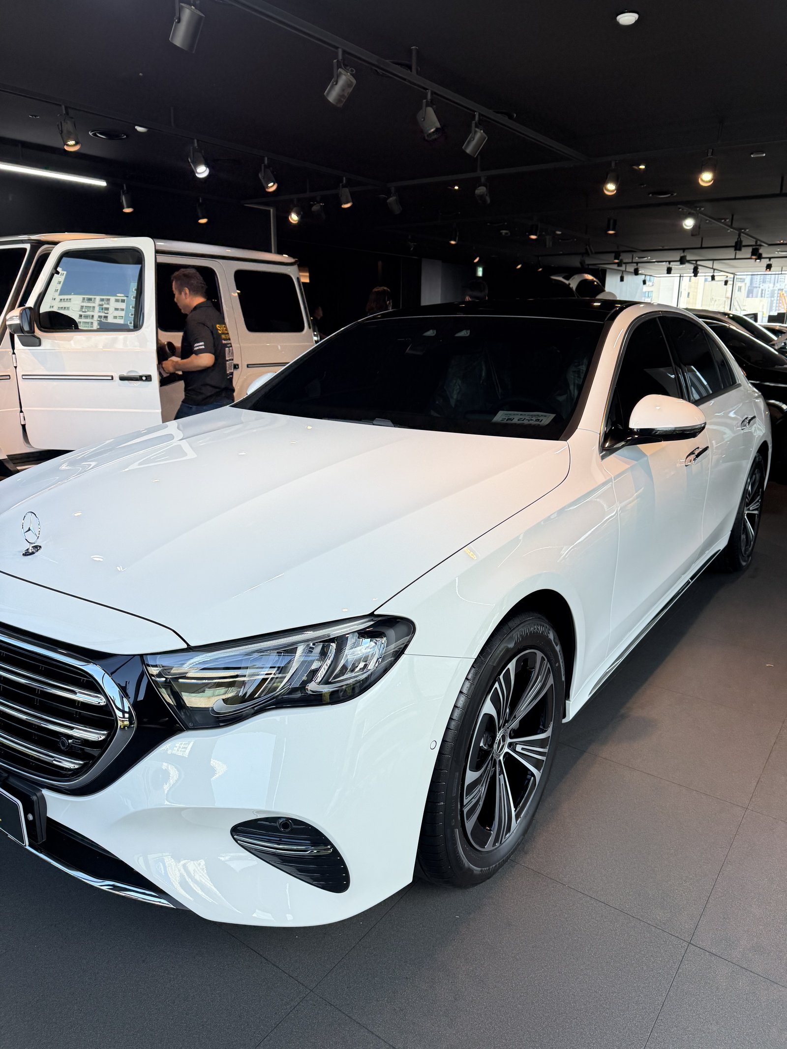 벤츠 E200 익스클루시브 신차 전측면 반사