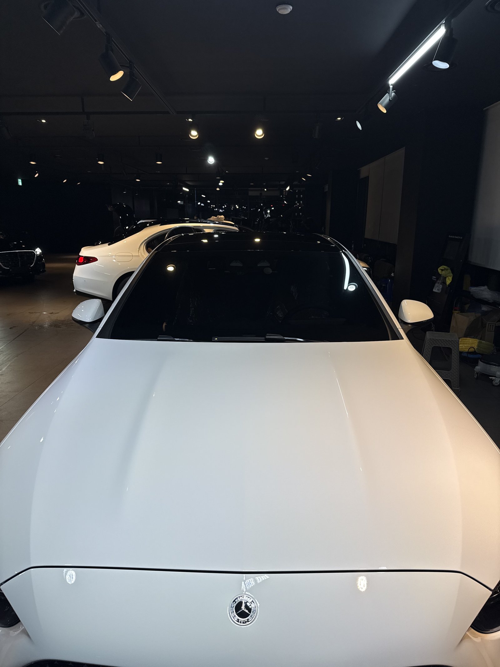 벤츠 C200 신차 보닛 반사 - 출고 전 유리막코팅