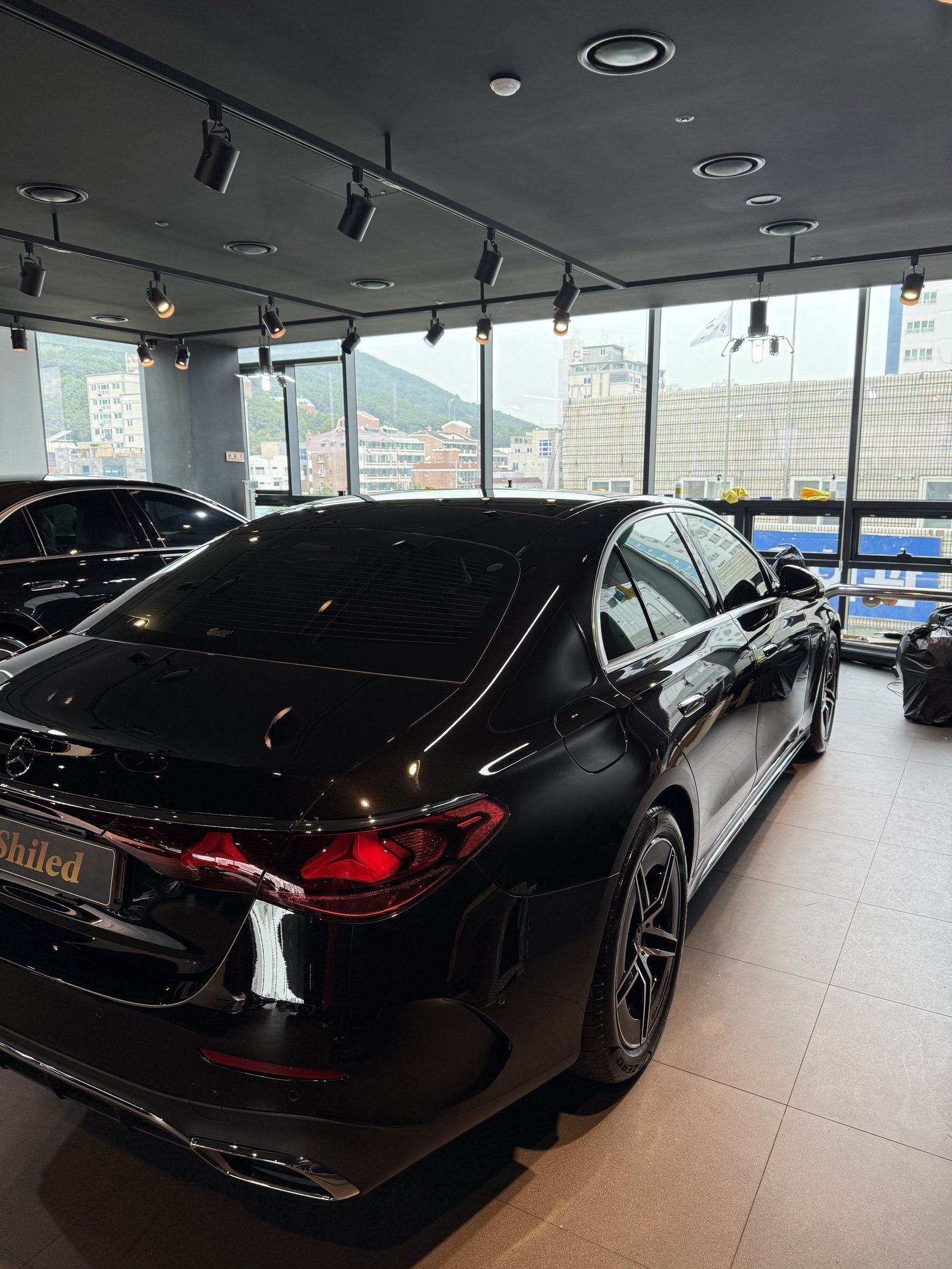 벤츠 E200 AMG 신차 후측면 - 출고 전 코팅