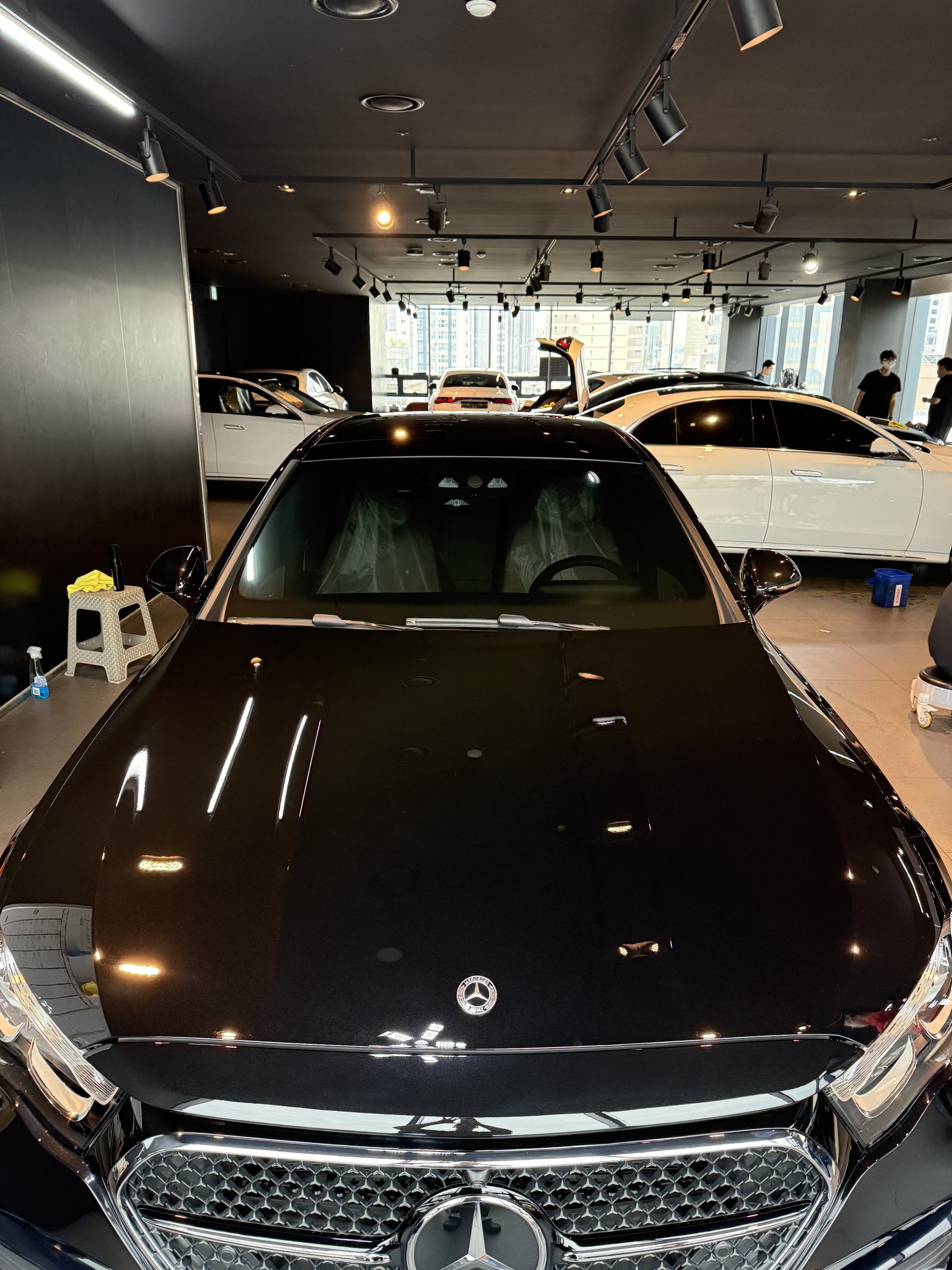 벤츠 E200 AMG 신차 보닛 반사 - 출고 전 유리막코팅