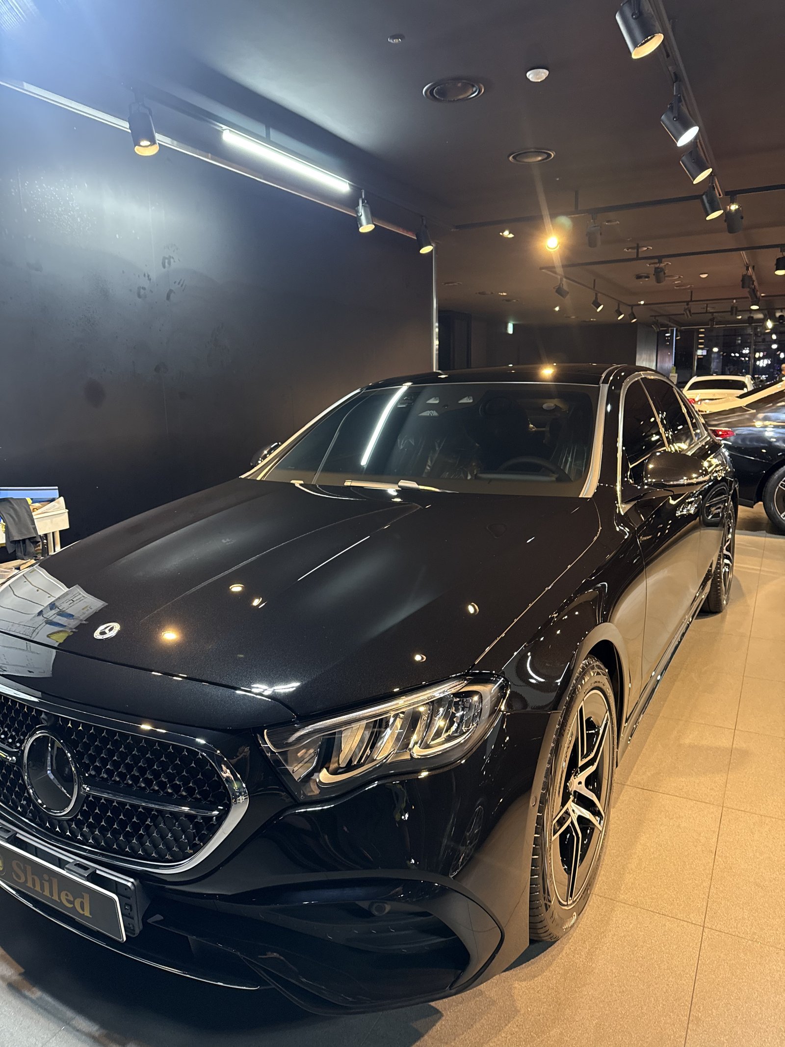 벤츠 E200 AMG 신차 전측면 반사