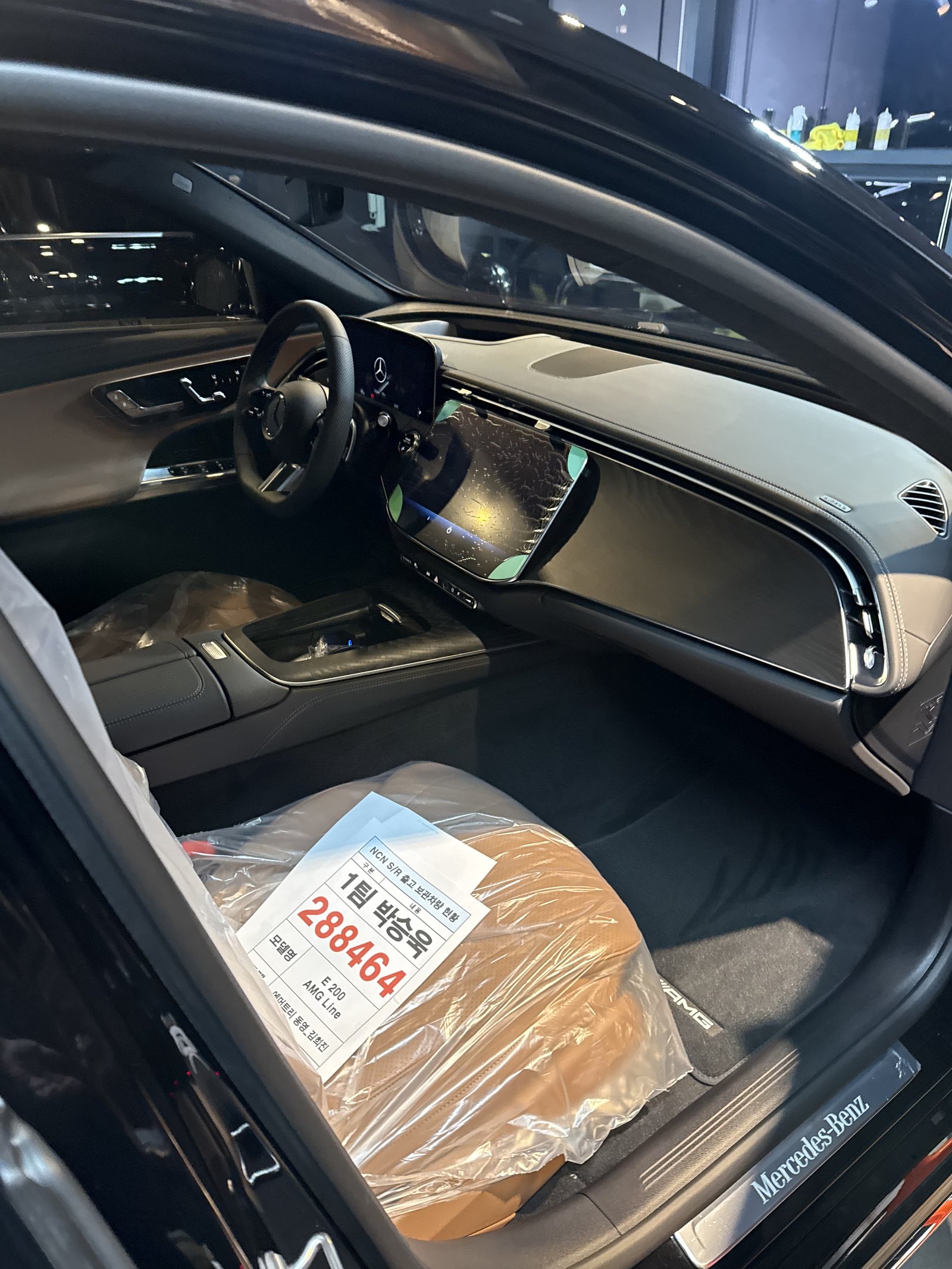 벤츠 E200 AMG 실내 - 보호 비닐 그대로