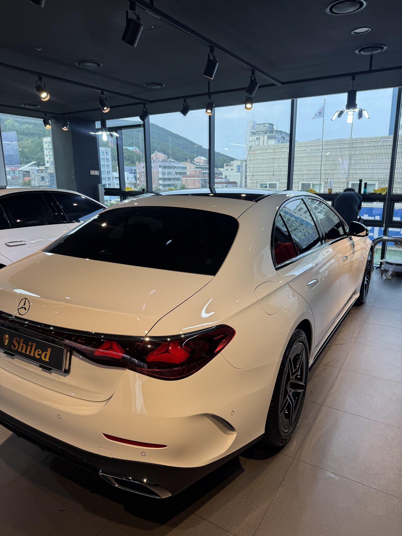 벤츠 E200 AMG 신차 후측면 - 출고 전 코팅