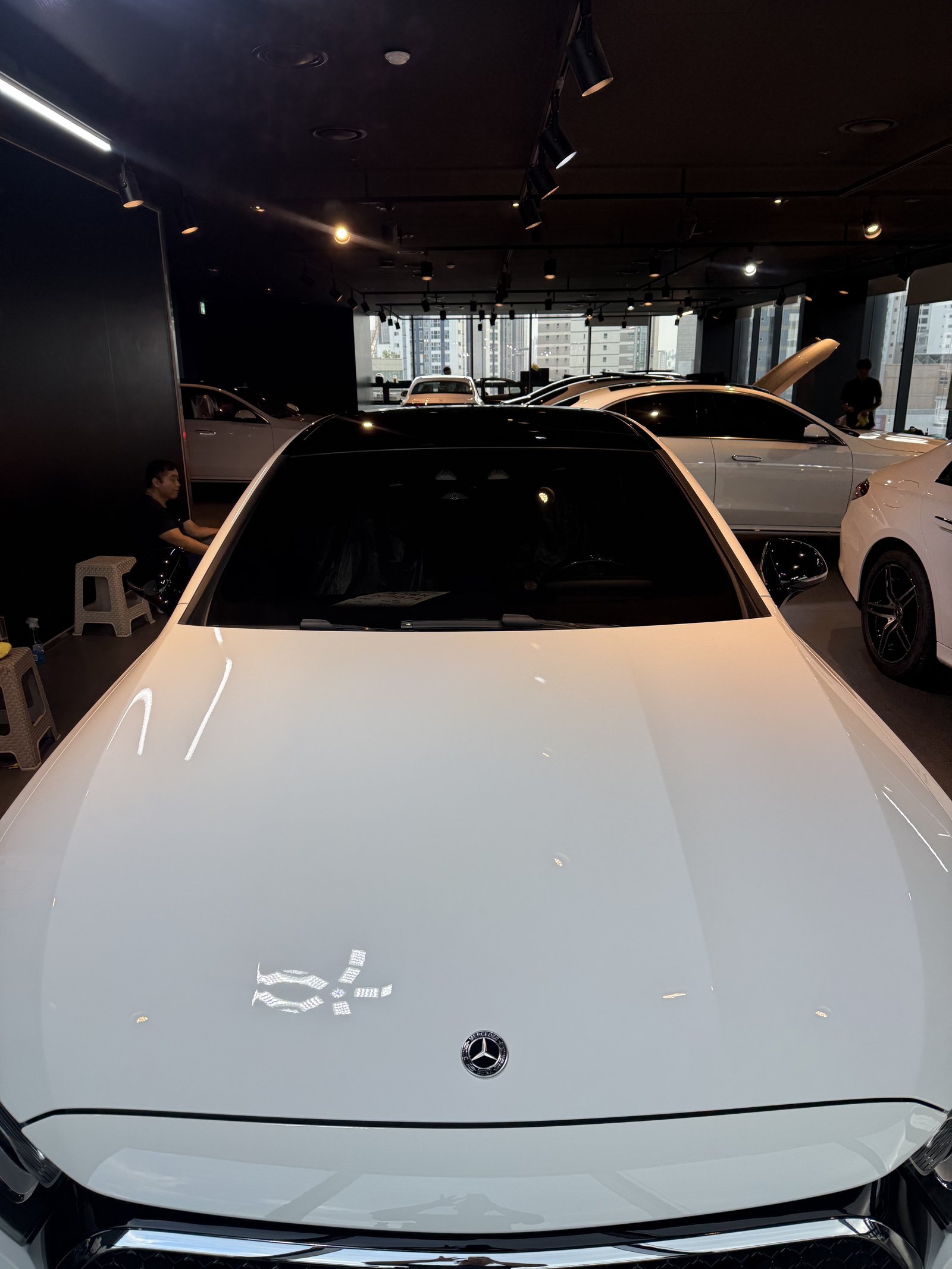 벤츠 E200 AMG 신차 보닛 반사 - 출고 전 유리막코팅