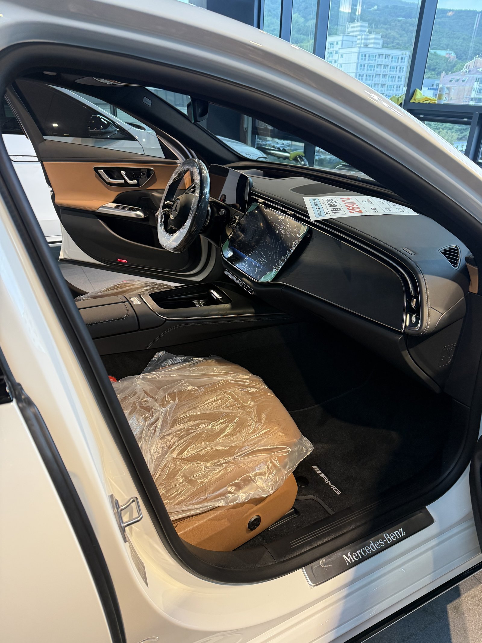 벤츠 E200 AMG 실내 - 보호 비닐 그대로