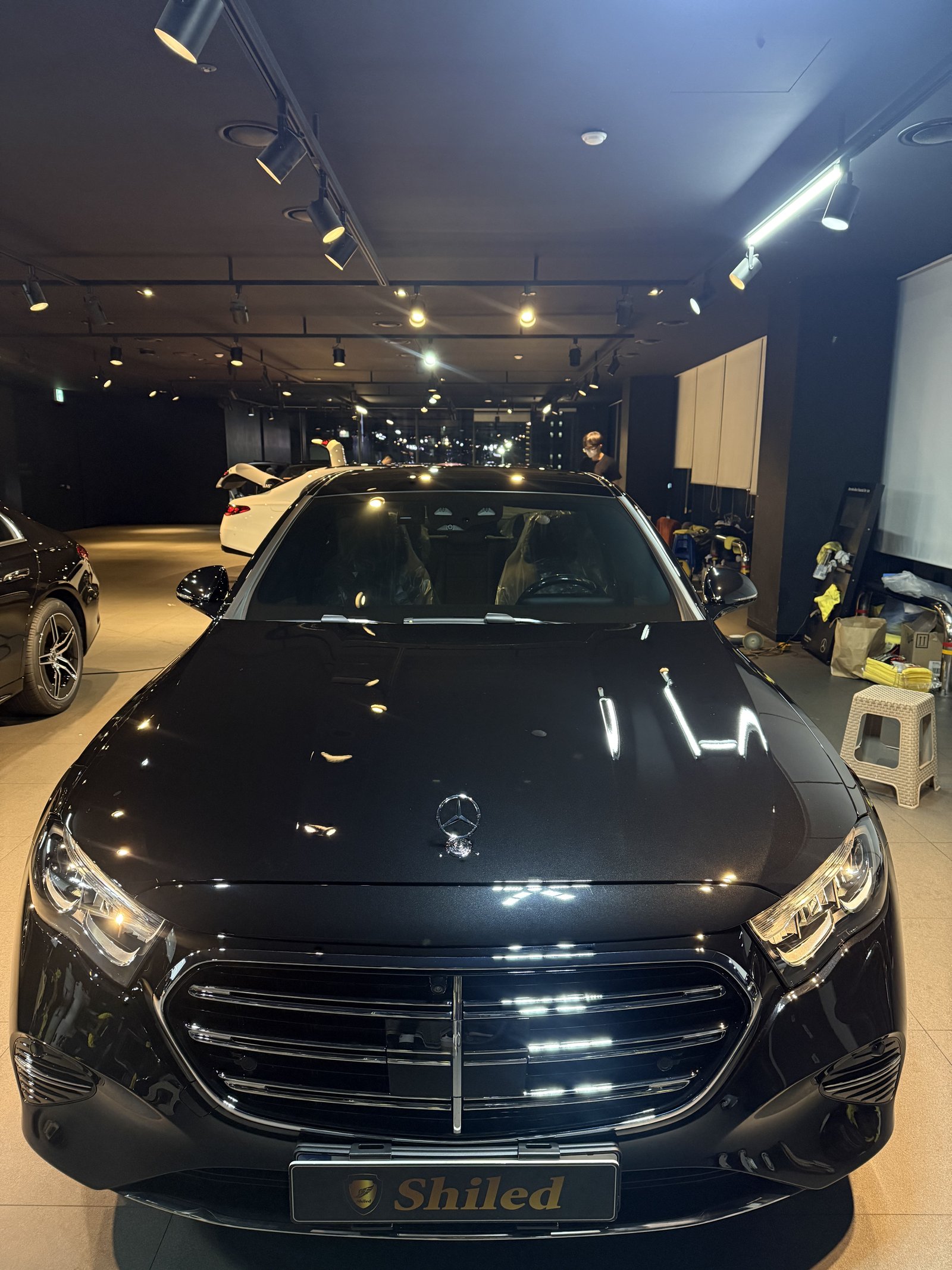 벤츠 E200 익스클루시브 검정 신차 유리막코팅 정면 - 부산 쉴드광택
