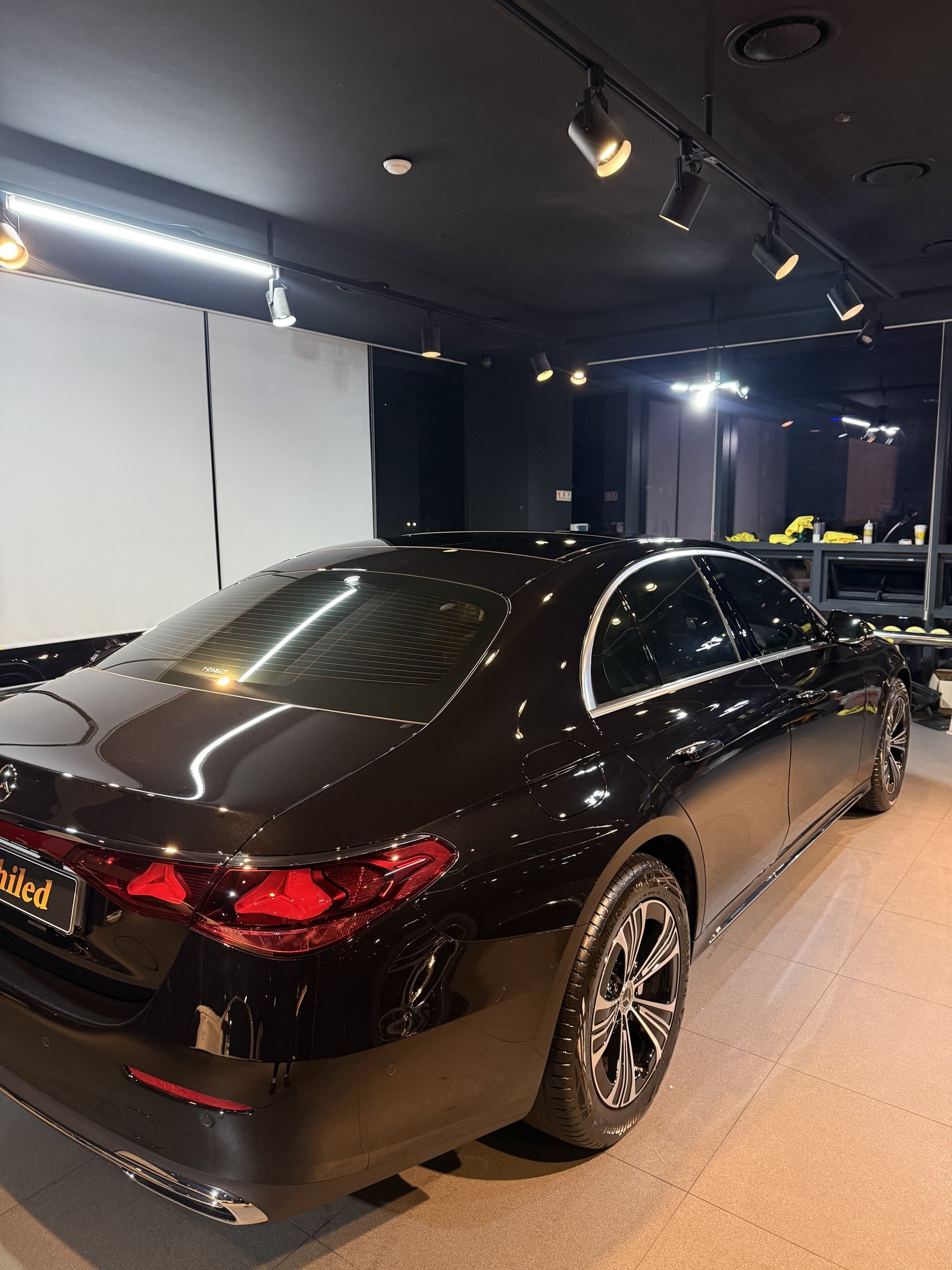 벤츠 E200 익스클루시브 신차 후측면 - 출고 전 코팅