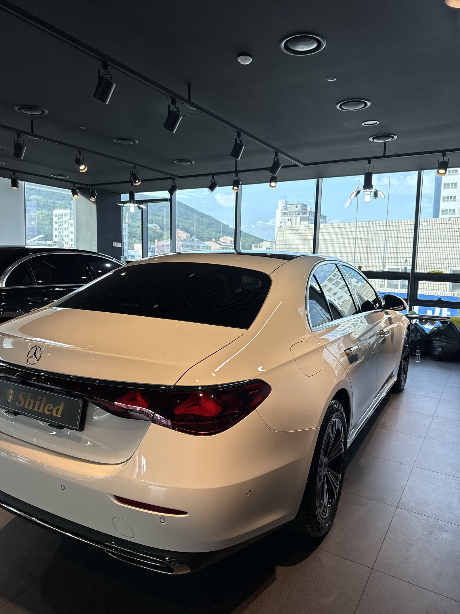 벤츠 E200 익스클루시브 신차 후측면 - 출고 전 코팅