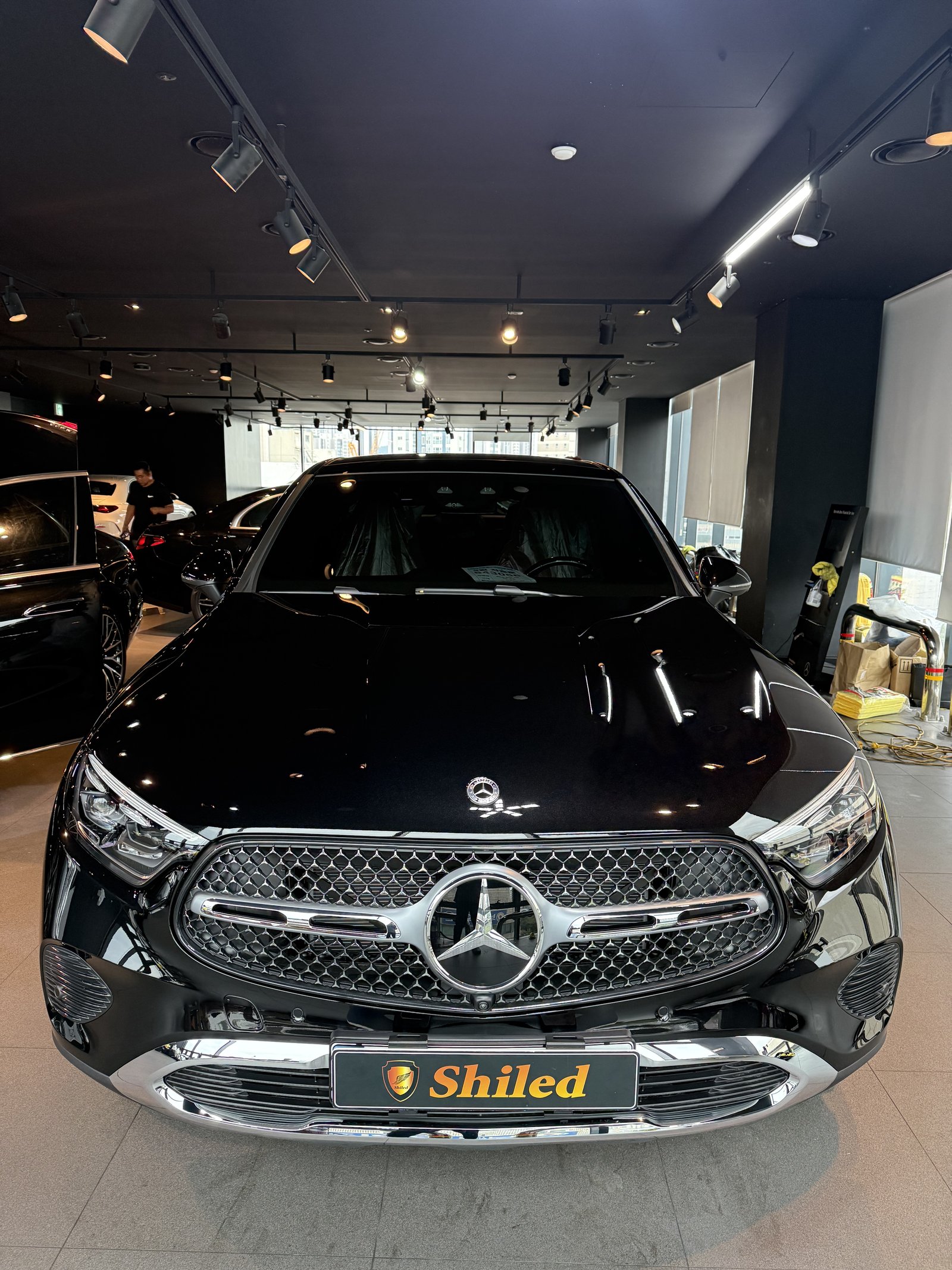 벤츠 GLC300 쿠페 검정 신차 유리막코팅 정면 - 부산 쉴드광택