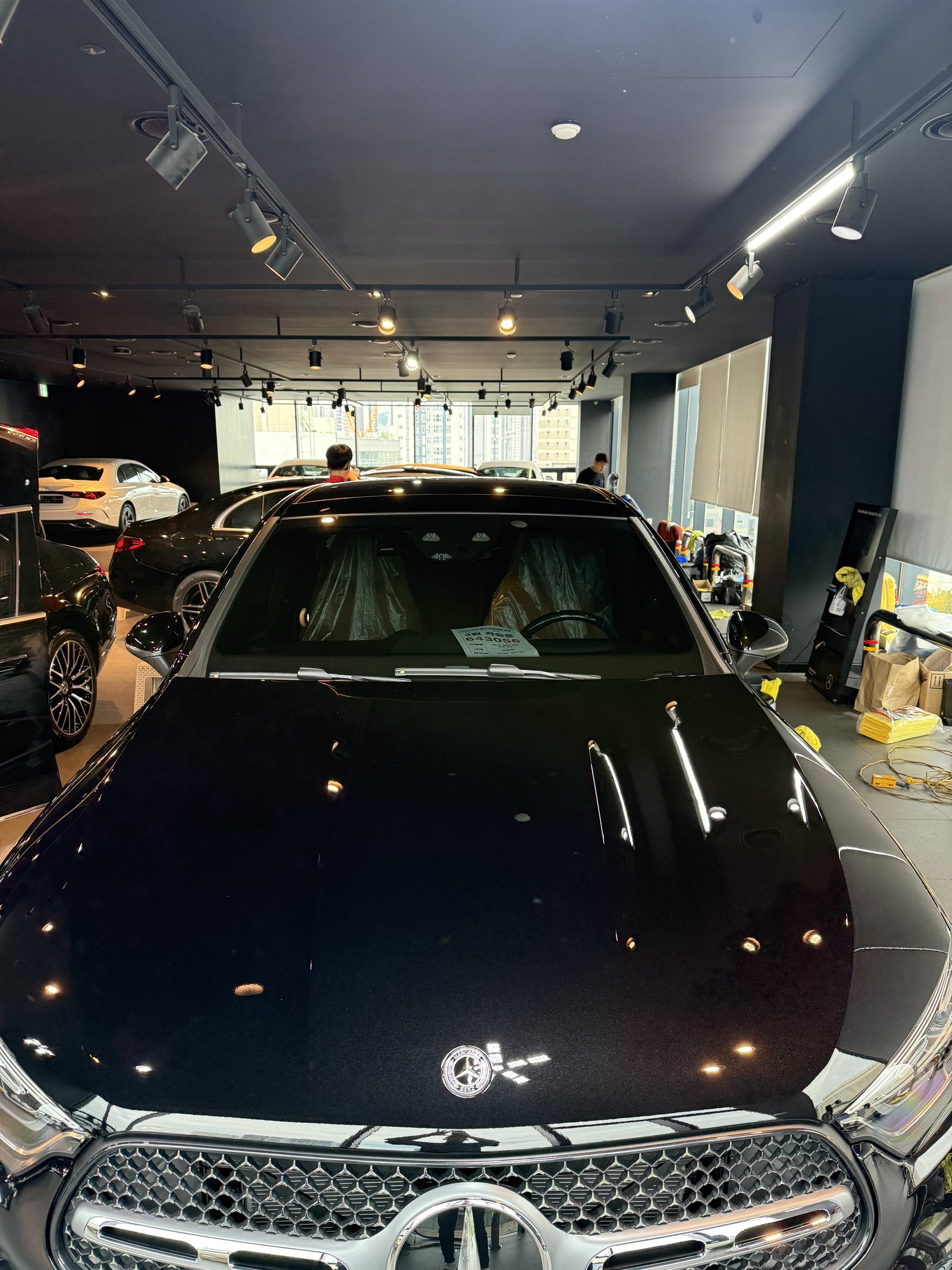 벤츠 GLC300 쿠페 신차 보닛 반사 - 출고 전 유리막코팅
