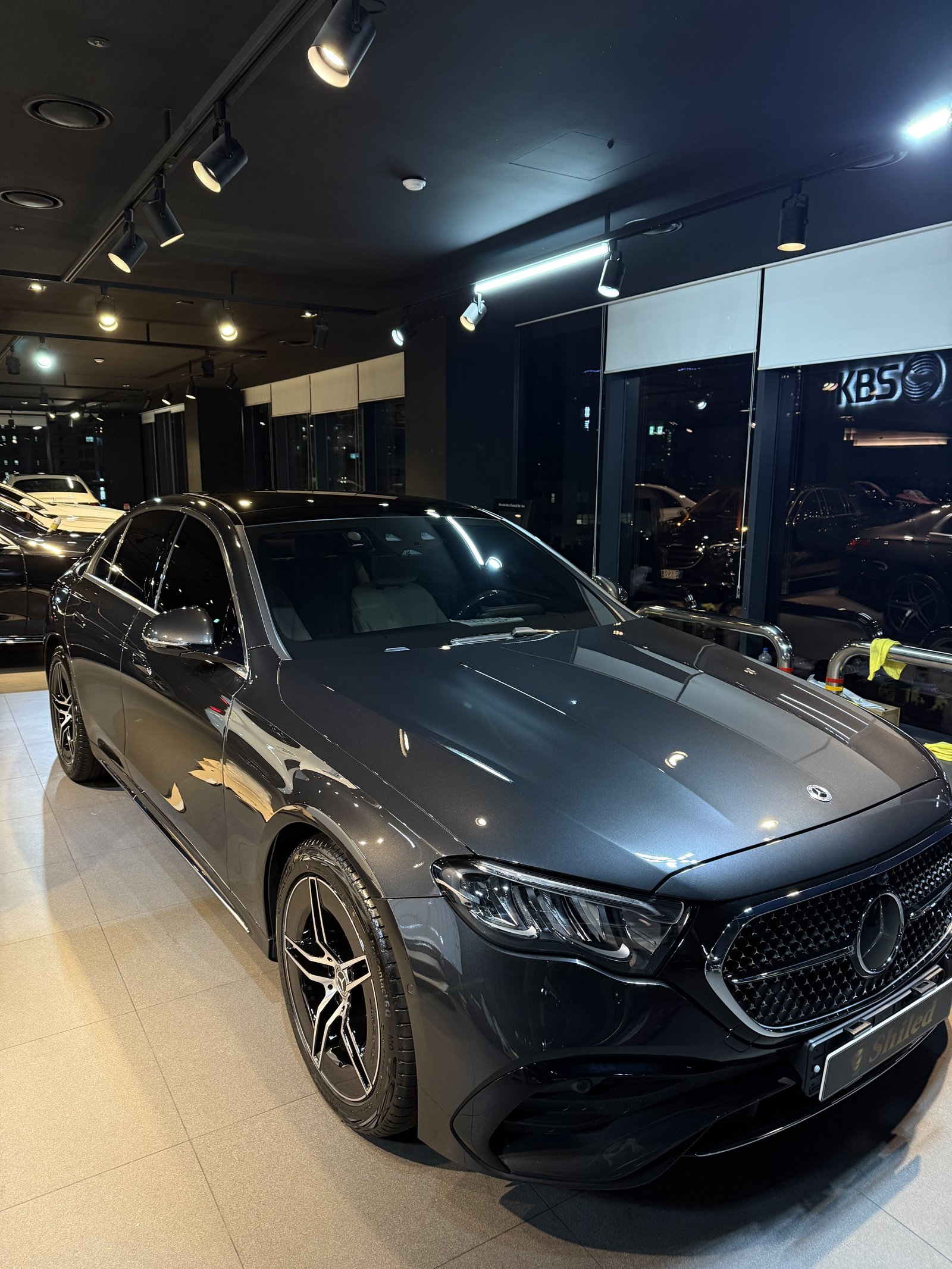 E200 AMG 신차 전측면 - 부산 유리막코팅