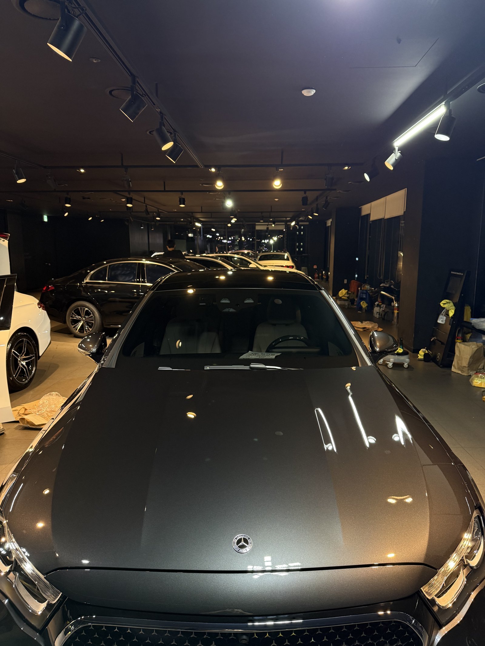 E200 AMG 그레이 보닛 반사 - 부산 유리막코팅