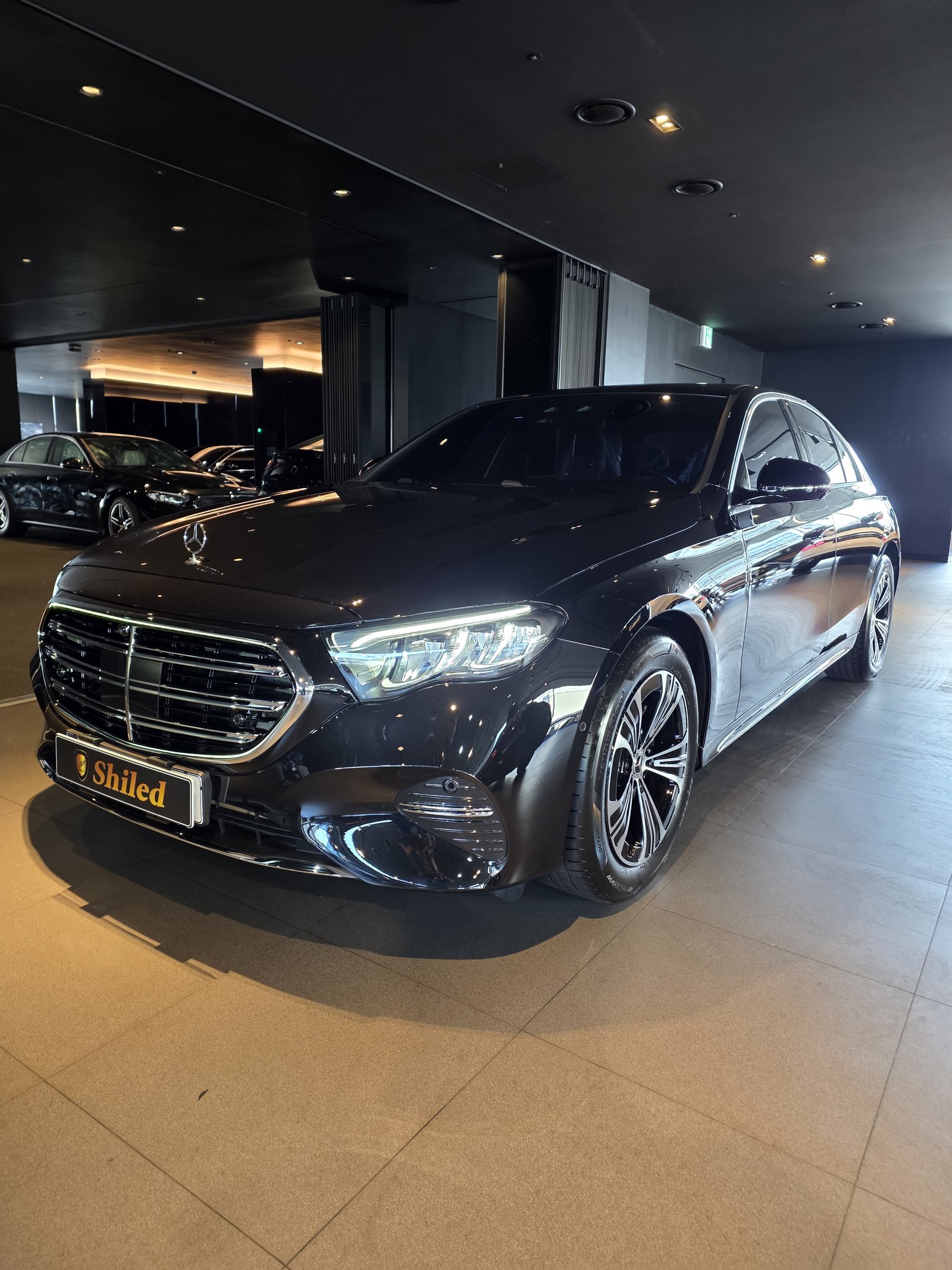 벤츠 E200 AMG 그레이 전측면 반사 - 부산 유리막코팅