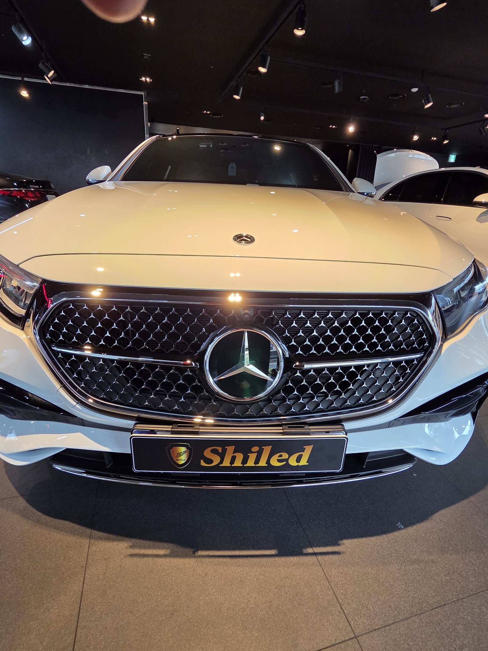 벤츠 E200 AMG 백색 신차 유리막코팅 정면 - 부산 쉴드광택