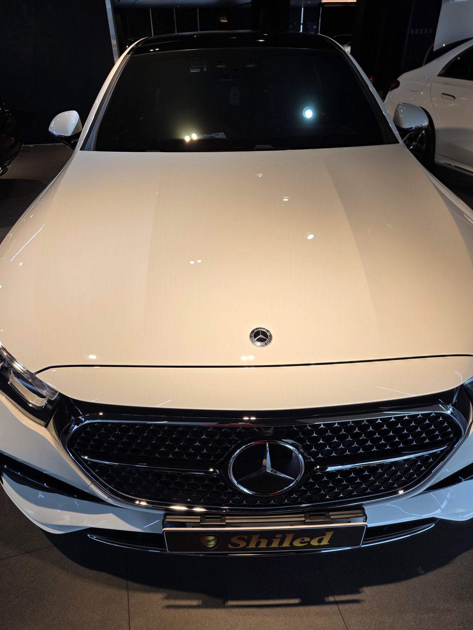 벤츠 E200 AMG 백색 보닛과 스타 그릴 - 부산 유리막코팅