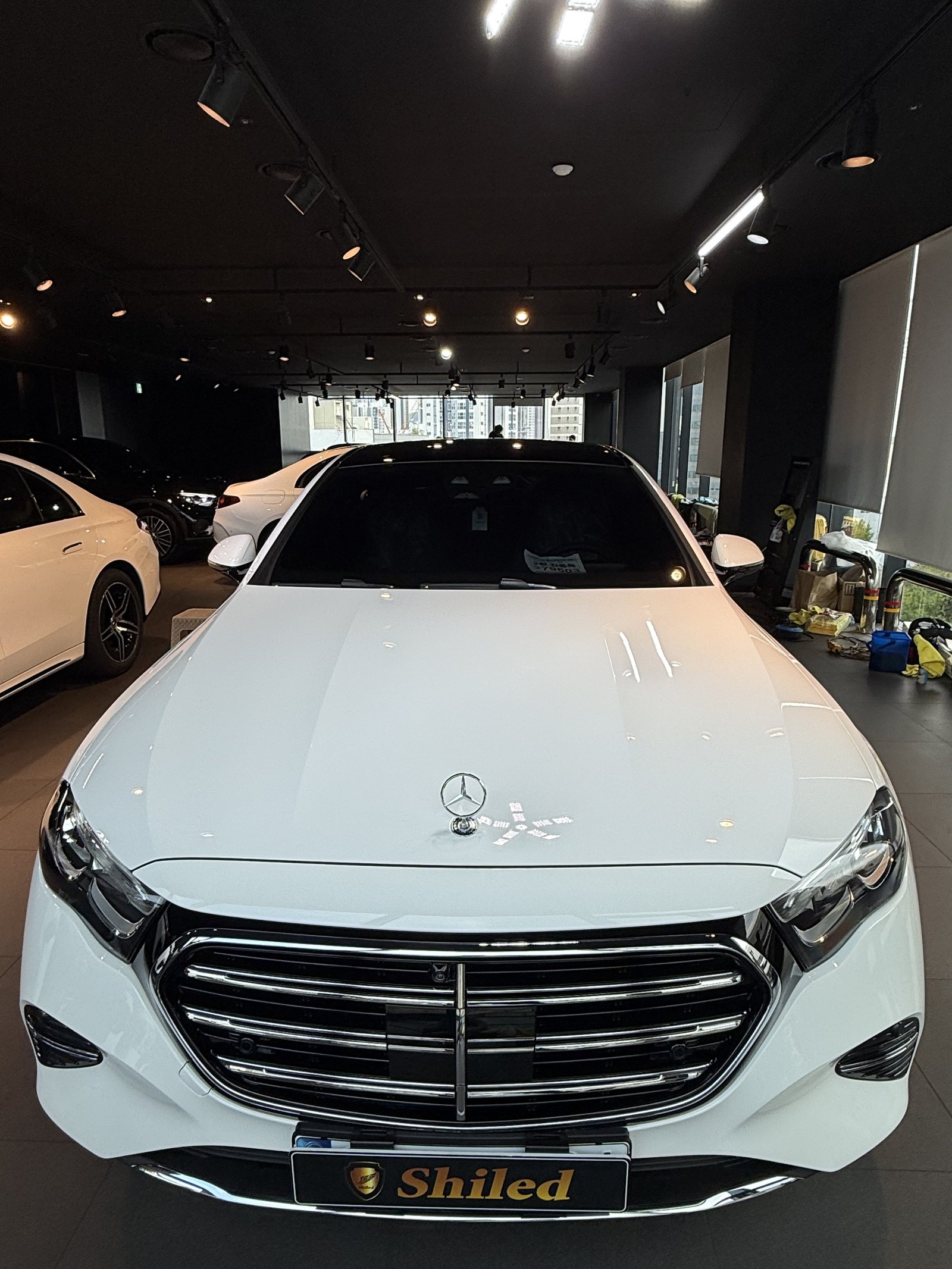 벤츠 E200 EX 백색 신차 유리막코팅 정면 - 부산 쉴드광택