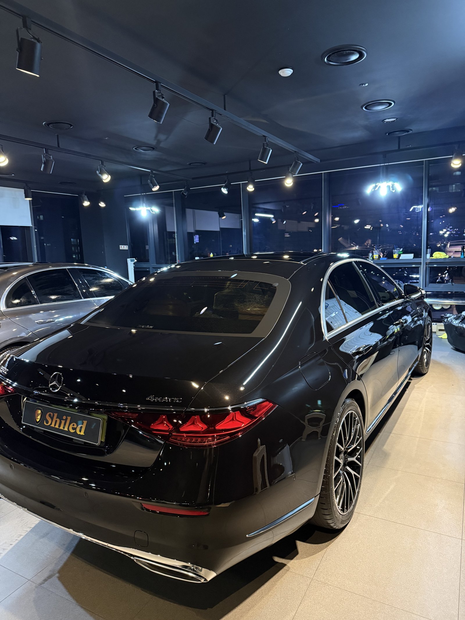 벤츠 S500 검정 전측면 - 출고 전 코팅