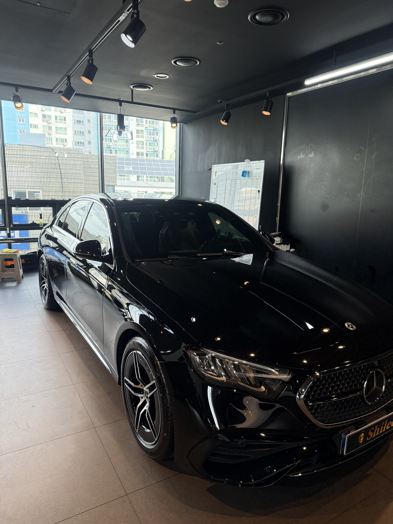 E200 AMG 신차 전측면 - 부산 유리막코팅