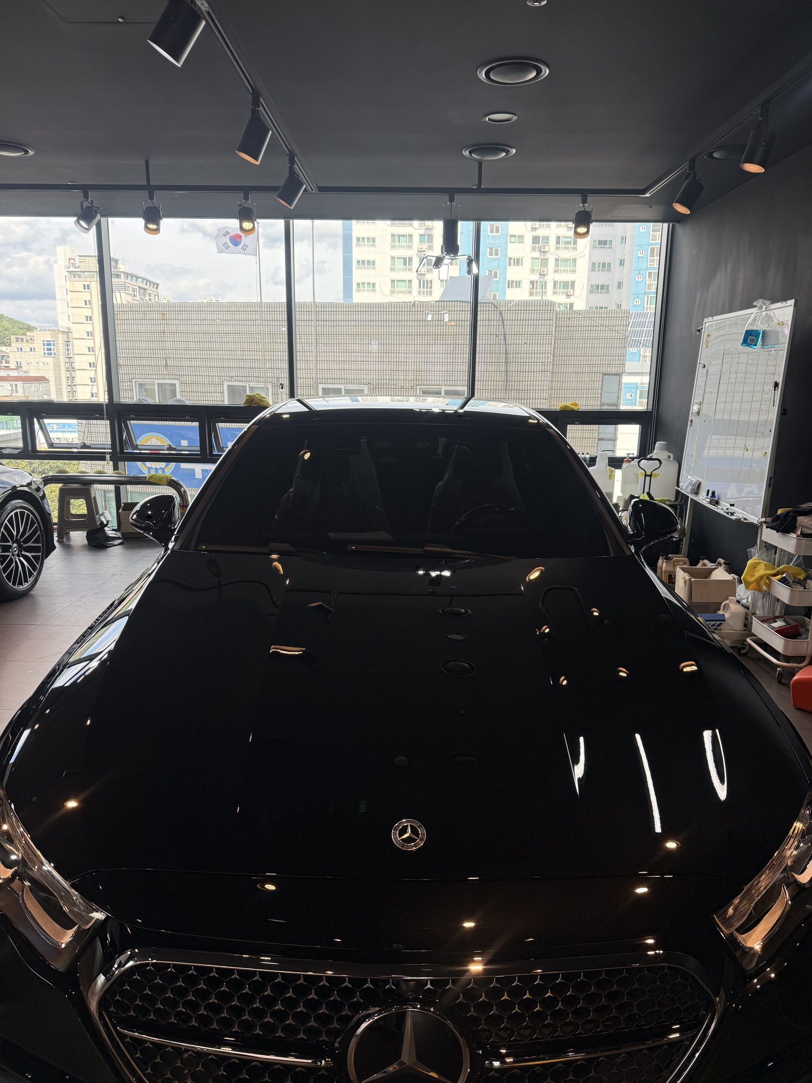 E200 AMG 신차 보닛 반사 - 부산 유리막코팅