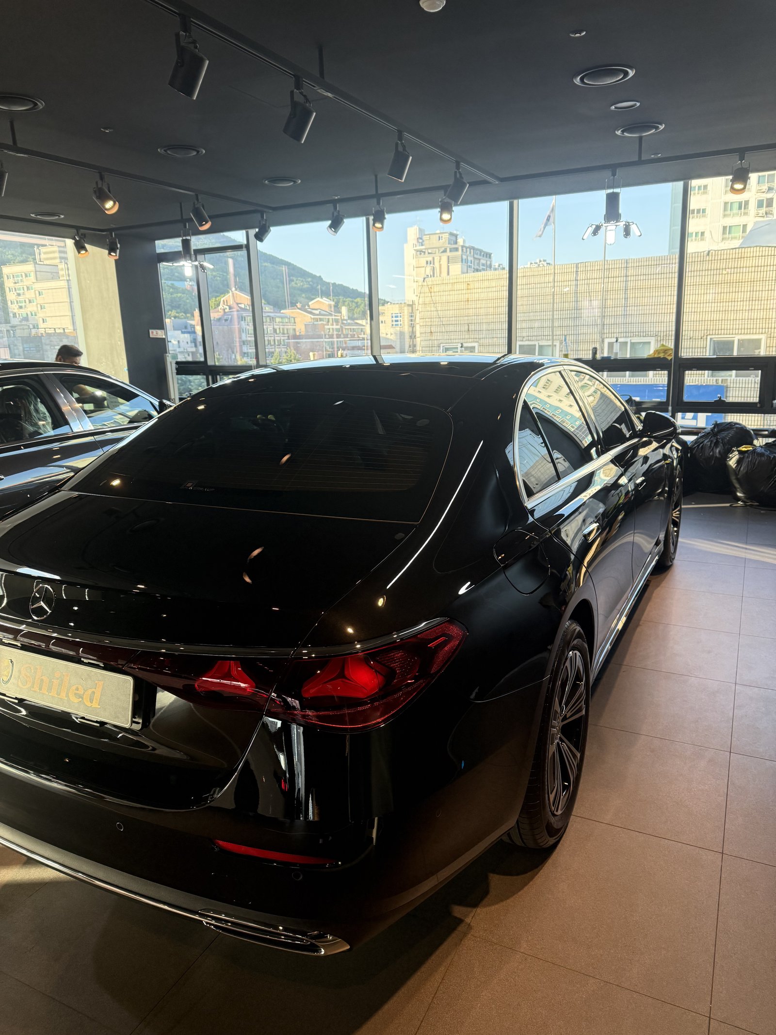E200 EX 신차 전측면 반사 - 출고 전 코팅
